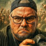 Mann mit Kamera vor Menschenmenge auf Konzert
