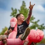 Mann auf aufblasbarem Flamingo feiert beim Last Chance To Dance Festival