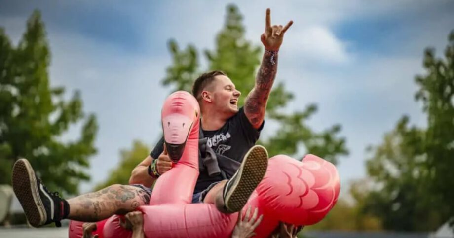 Mann auf aufblasbarem Flamingo feiert beim Last Chance To Dance Festival