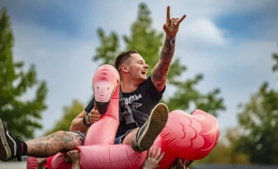 Mann auf aufblasbarem Flamingo feiert beim Last Chance To Dance Festival