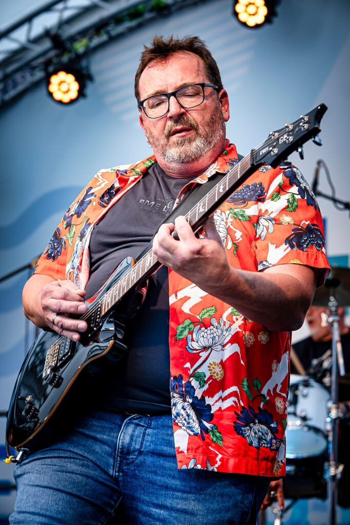Gitarrist spielt während eines Konzerts live.