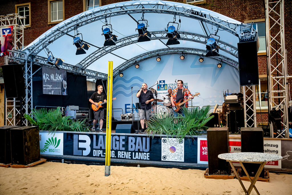 Band spielt auf Bühne im Freien