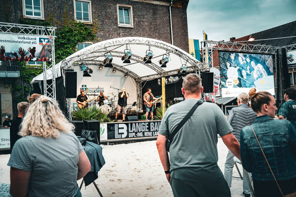 Konzert auf Außenbühne mit Publikum