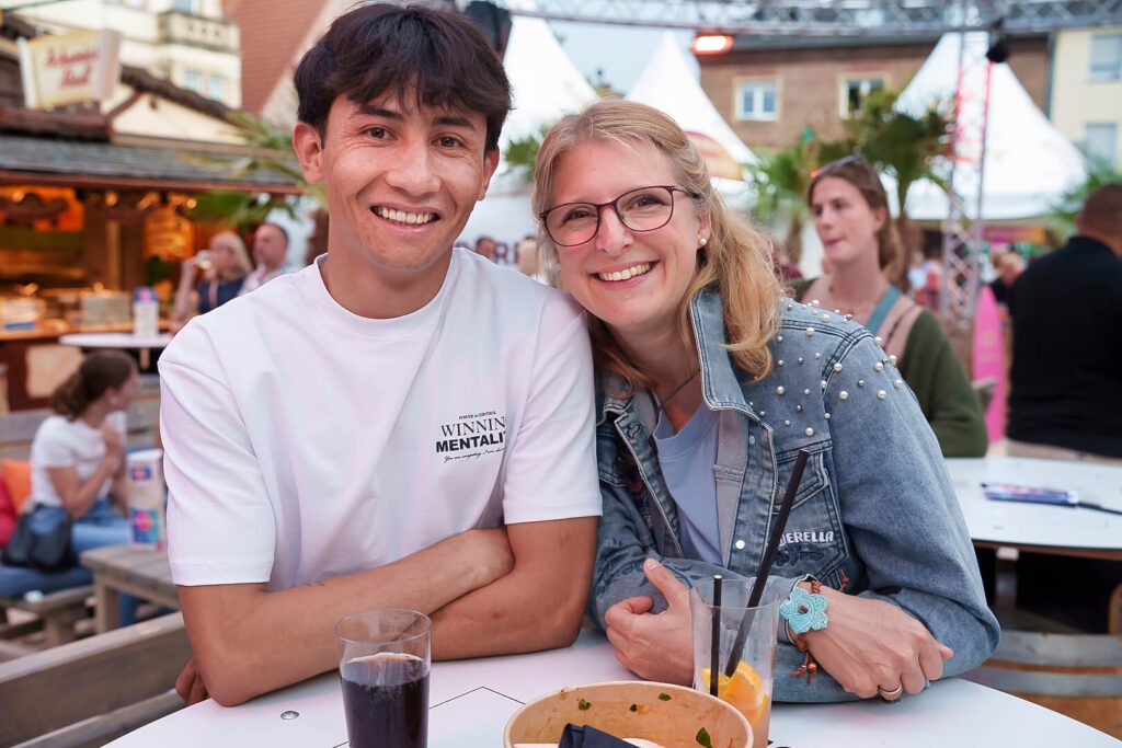Lächelndes Paar auf einem Open-Air-Festival