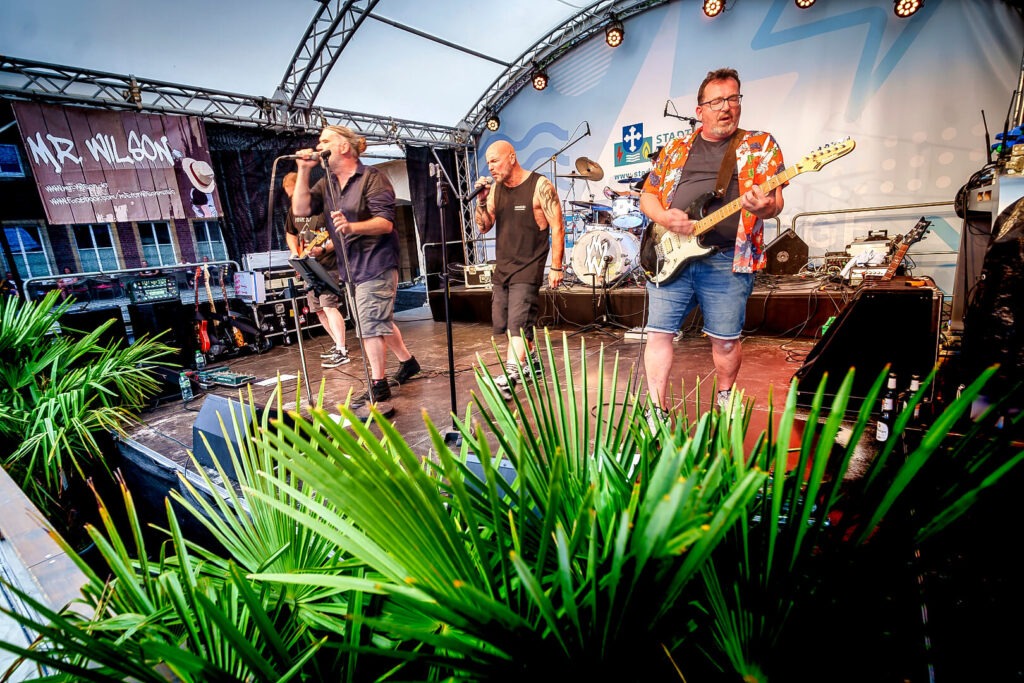 Band spielt auf einer Bühne im Freien.