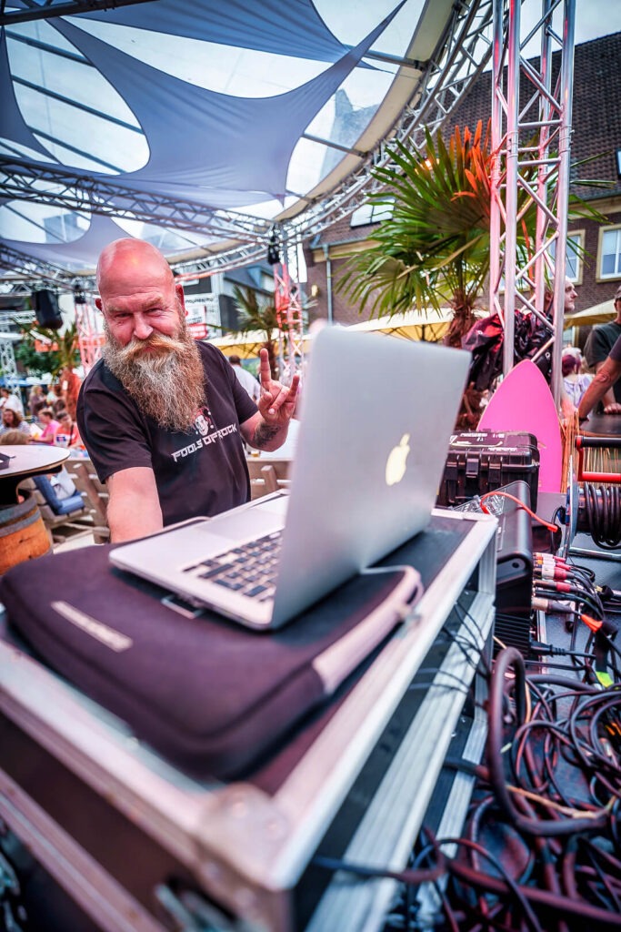 DJ bei einer Freiluftveranstaltung