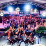 Mr. Wilson Band auf einer Bühne mit jubelndem Publikum