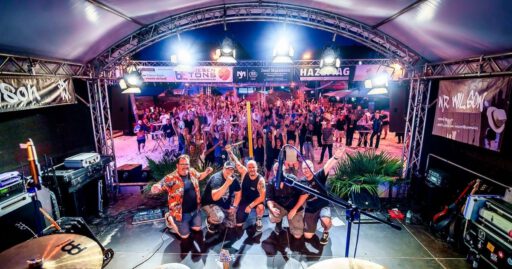 Mr. Wilson Band auf einer Bühne mit jubelndem Publikum