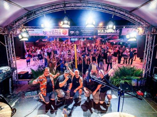Mr. Wilson Band auf einer Bühne mit jubelndem Publikum