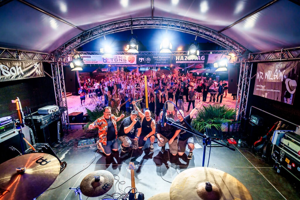 Band auf Bühne mit feierndem Publikum