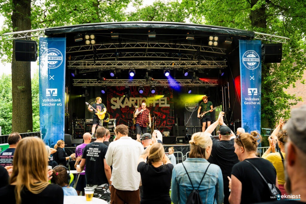 Open-Air-Konzert auf einer Festivalbühne im Park.