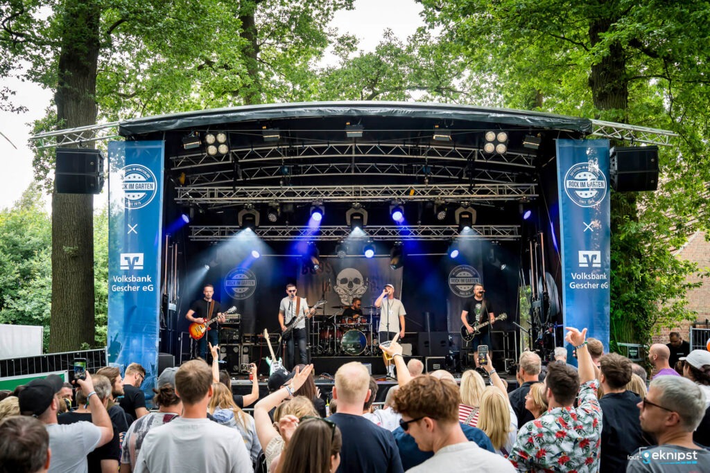 Live-Band spielt auf Festivalbühne im Freien.
