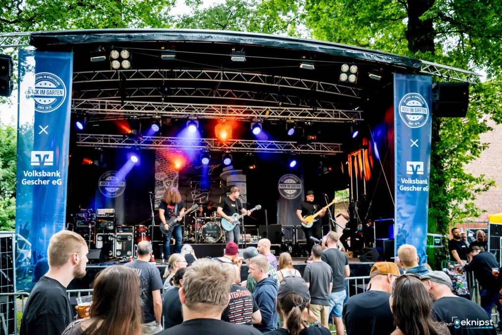Live-Konzert auf einer Open-Air-Bühne mit Publikum.