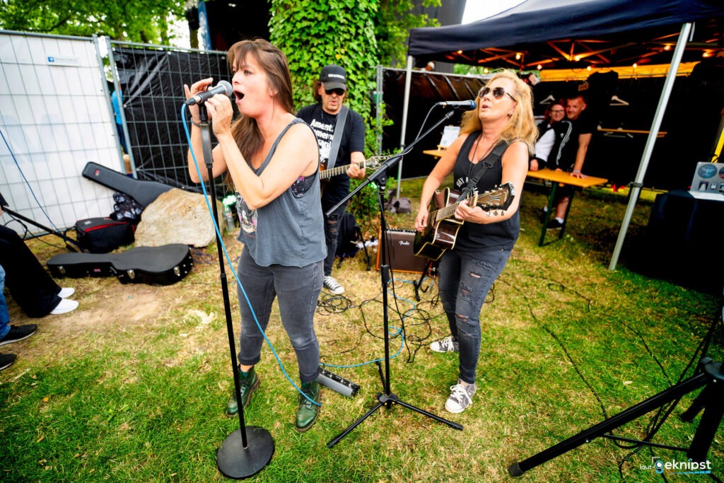 Band spielt live im Freien