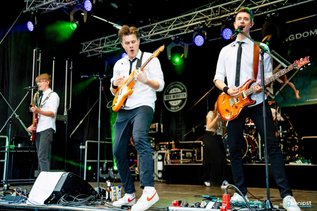 Band spielt Musik auf Festivalbühne.