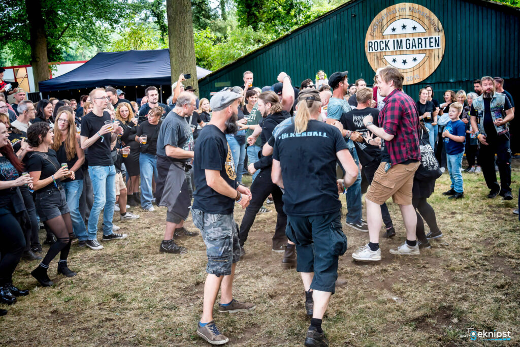 Menschen feiern bei Rockfestival im Freien.