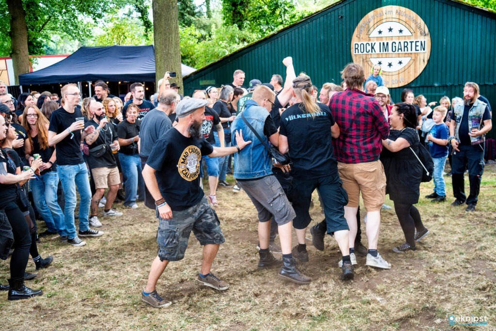 Gruppe von Menschen auf einem Rockfestival im Freien.