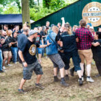 Gruppe von Menschen auf einem Rockfestival im Freien.