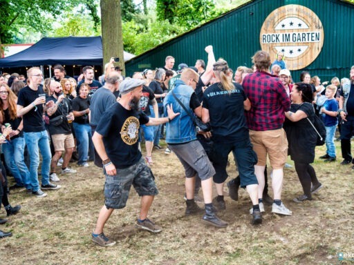 Gruppe von Menschen auf einem Rockfestival im Freien.