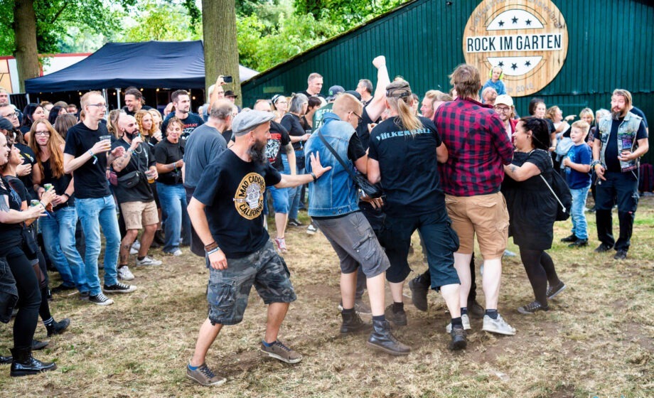 Gruppe von Menschen auf einem Rockfestival im Freien.