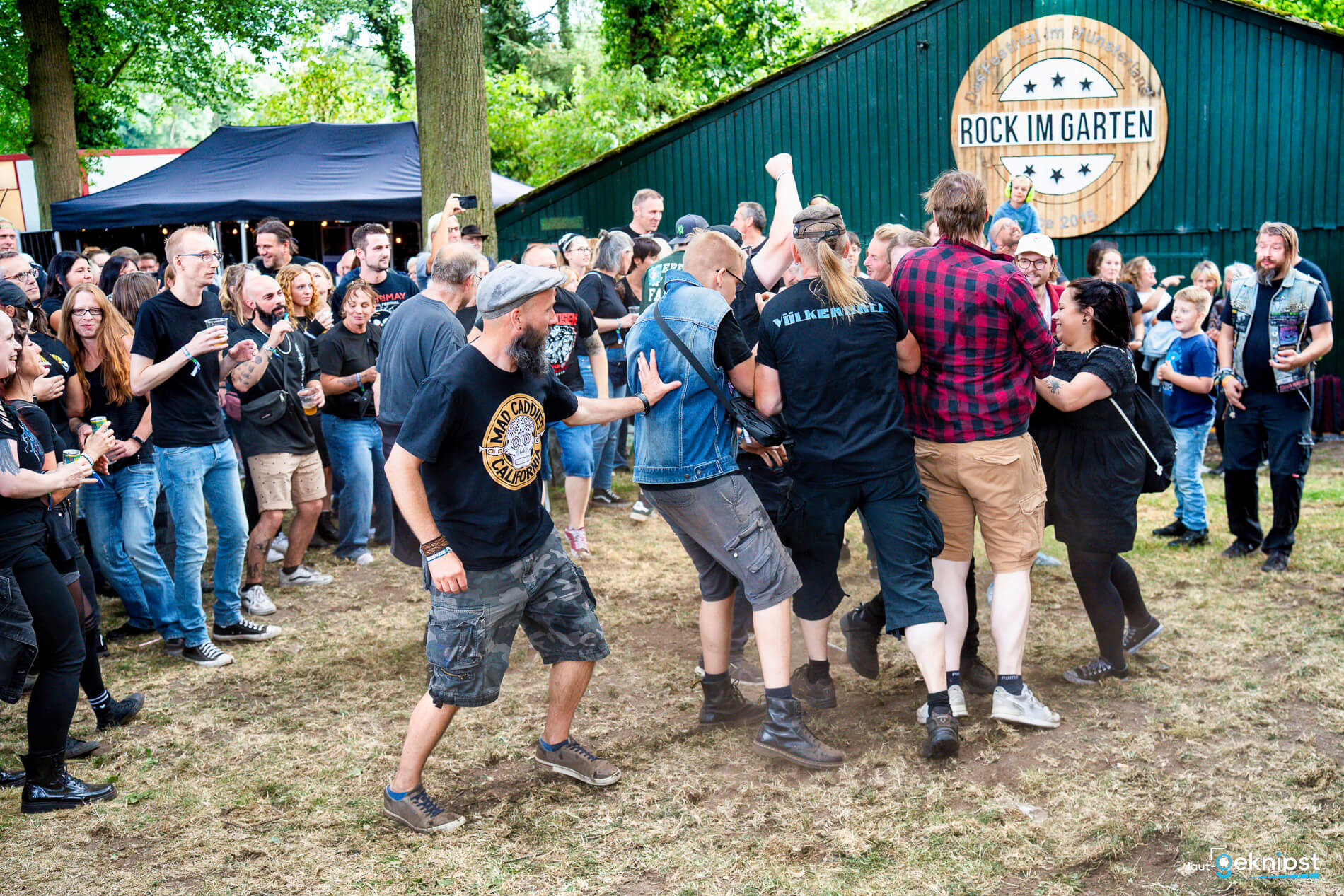 Gruppe von Menschen auf einem Rockfestival im Freien.