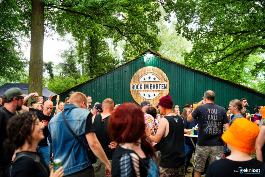 Menschenmenge bei Rock im Garten Festival