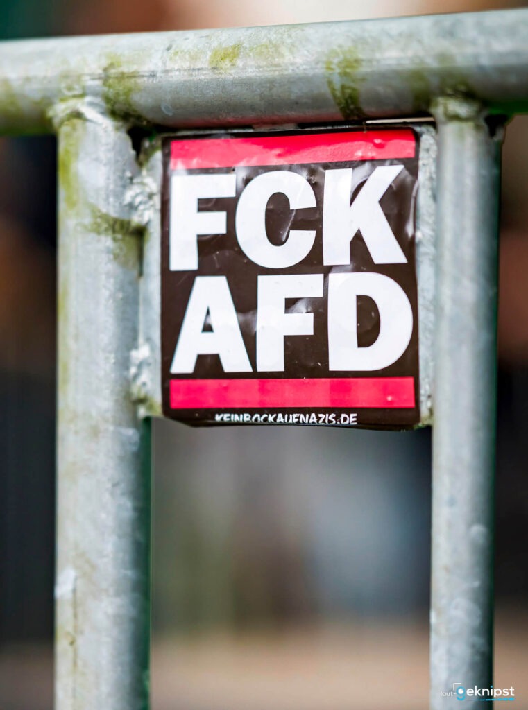 Anti-AfD Aufkleber an Metallgeländer