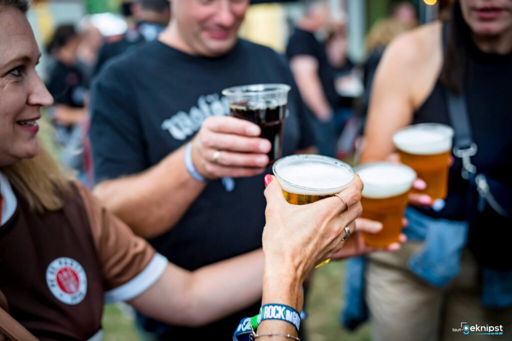 Gruppe stößt mit Bierbechern an.