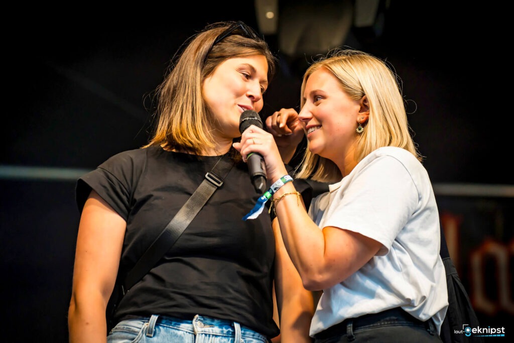 Zwei Frauen sprechen auf der Bühne ins Mikrofon.
