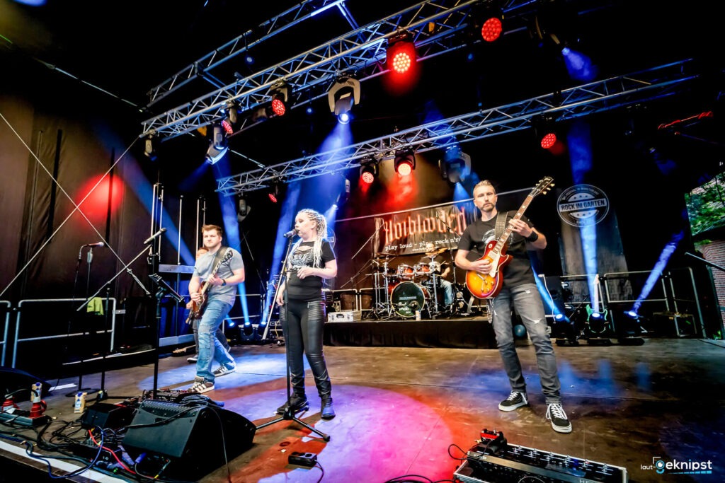 Live-Rockband-Auftritt auf einer Bühne mit Gitarren
