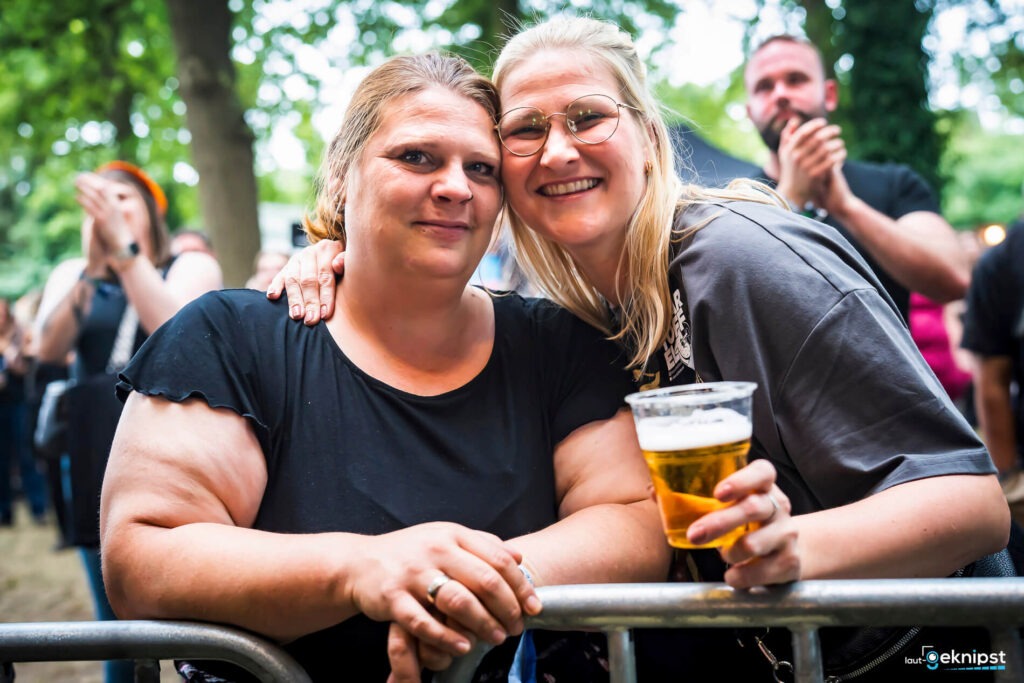 Zwei Frauen bei einem Festival mit Getränk