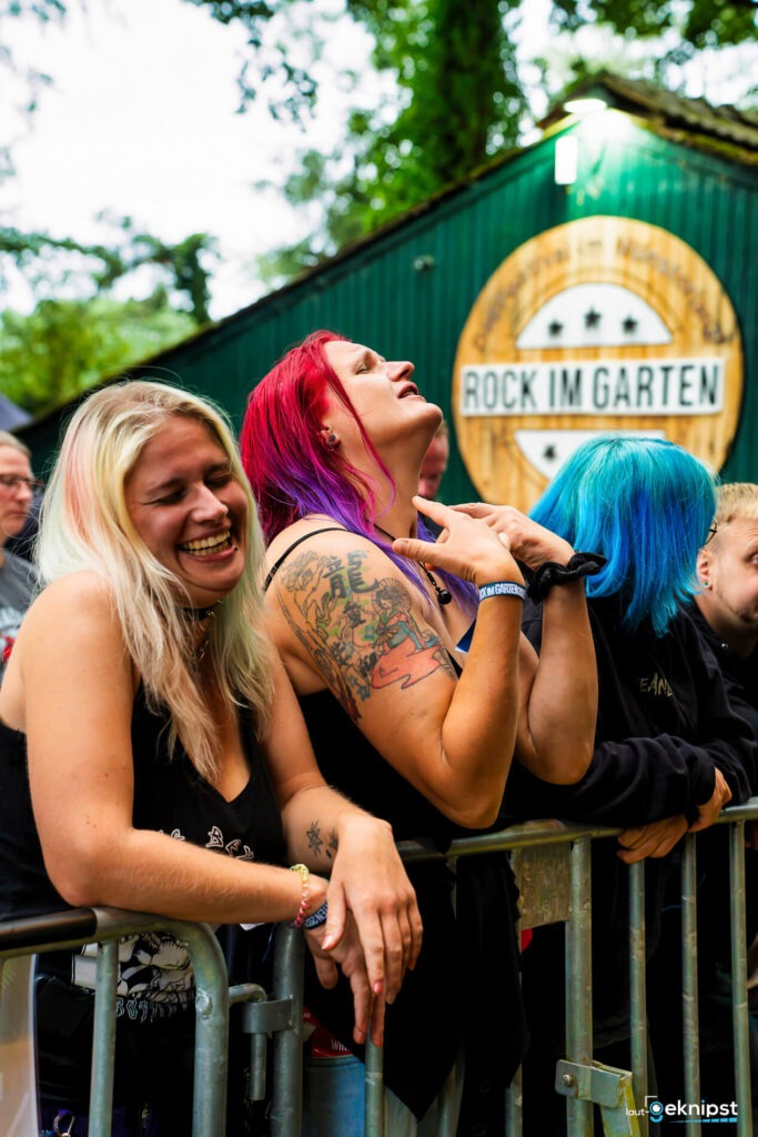 Menschen lachen bei Rock im Garten Festival.