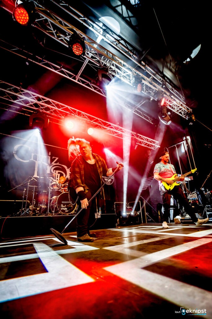 Rockband auf einer Bühne mit Lichteffekten