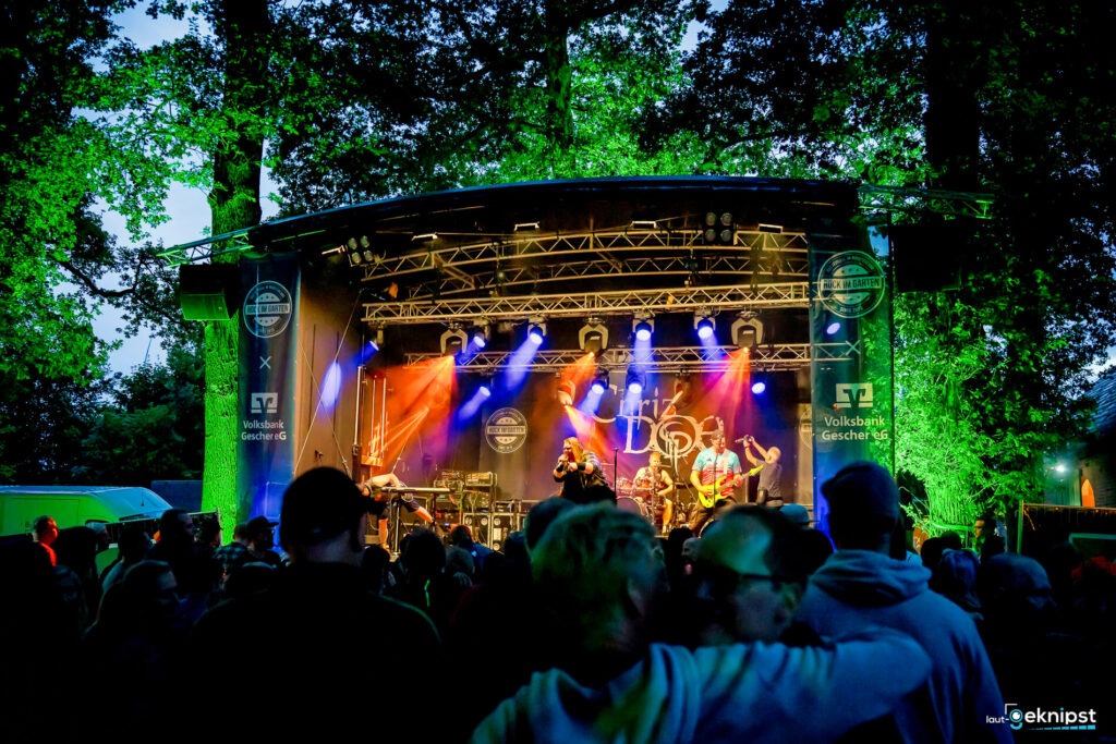 Open-Air-Konzert bei Nacht mit vielen Besuchern