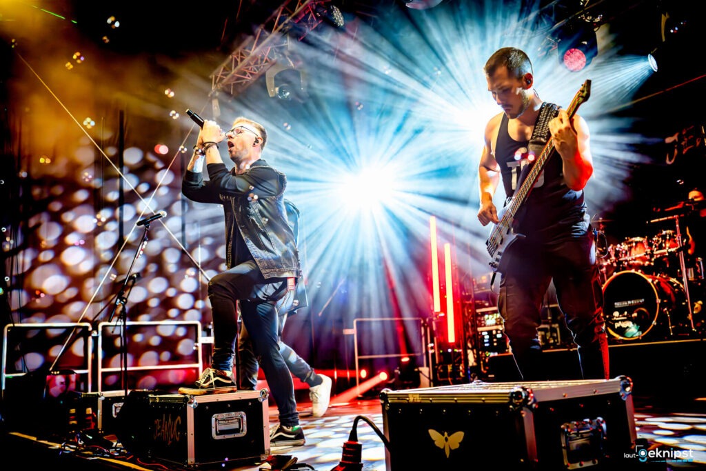 Rockband live auf der Bühne mit Lichteffekten