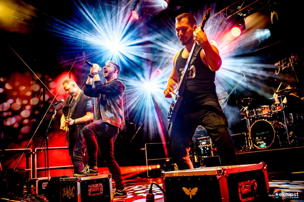 Band performt live auf Bühne mit Lichteffekten