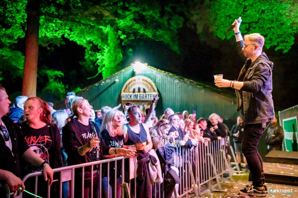 Konzert im Freien bei Nacht.