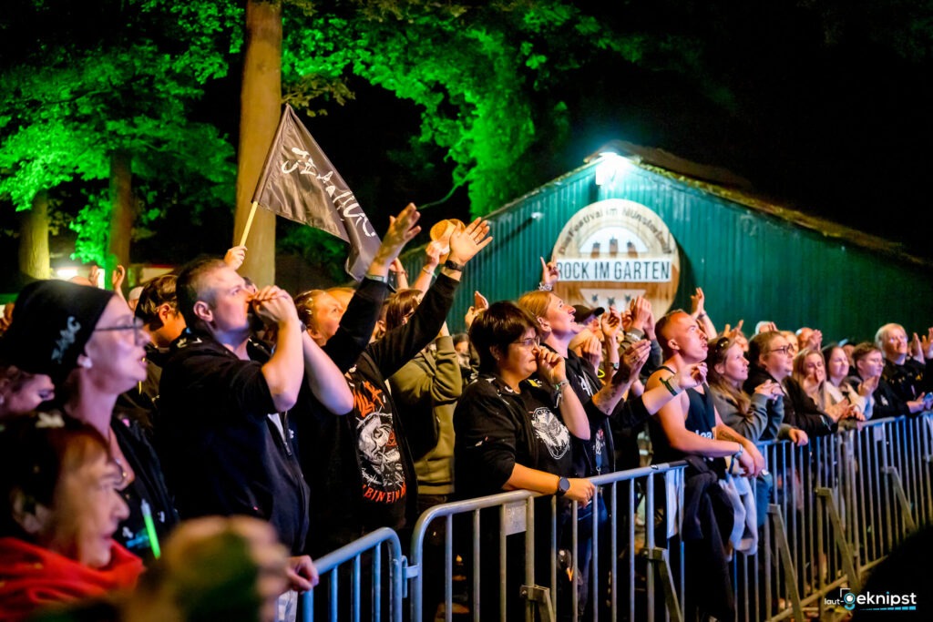 Konzertbesucher jubeln bei Rock im Garten Festival.
