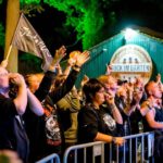 Publikum bei einem Konzert im Freien