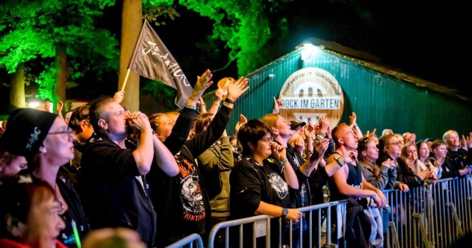 Publikum bei einem Konzert im Freien