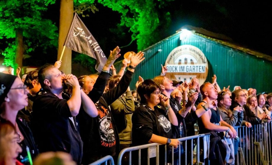 Publikum bei einem Konzert im Freien