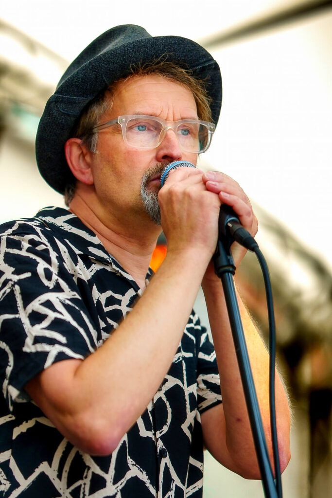 Mann singt mit Mikrofon
