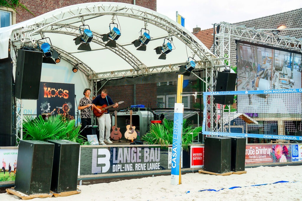Musiker auf Open-Air-Bühne bei Veranstaltung