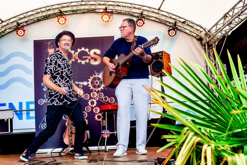 Live-Auftritt mit Gitarren auf einer Bühne