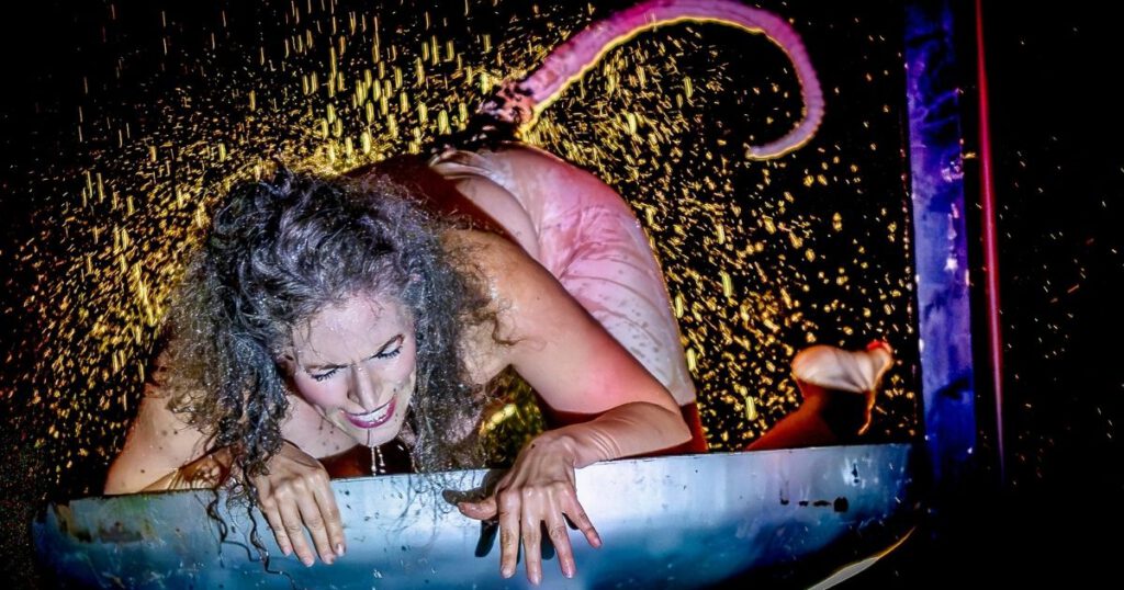 Person in spektakulärer Showperformance