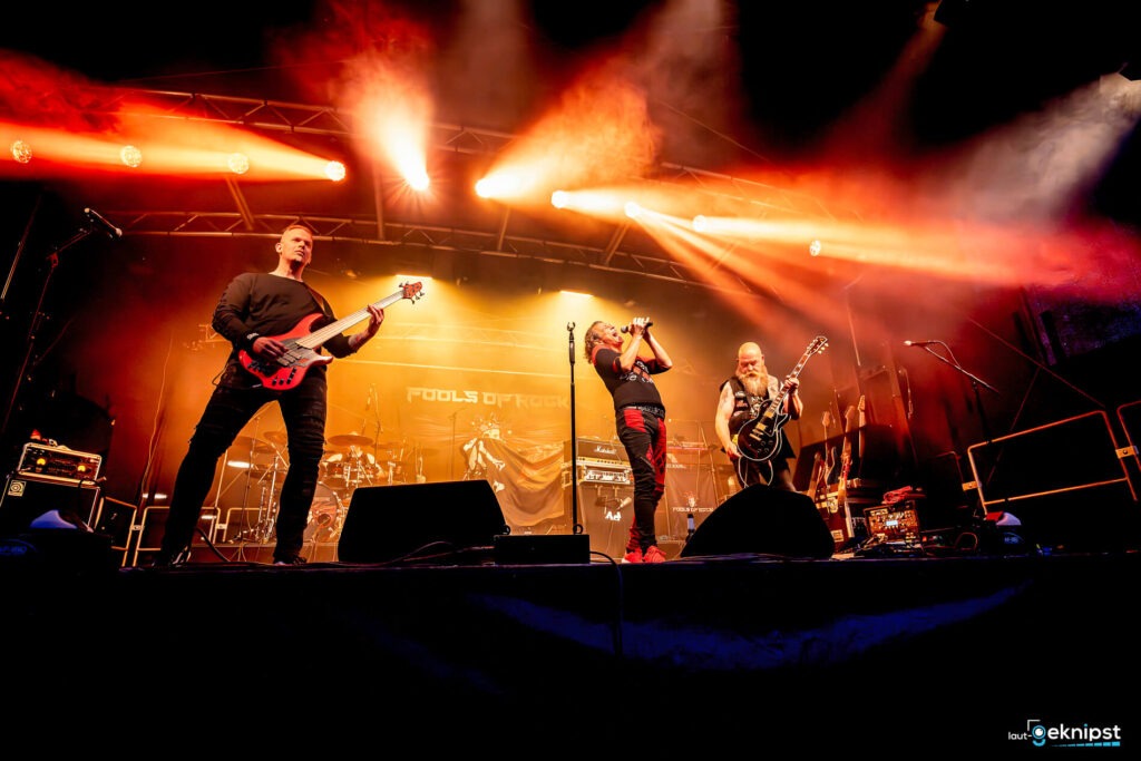 Rockband spielt live auf der Bühne bei Konzert