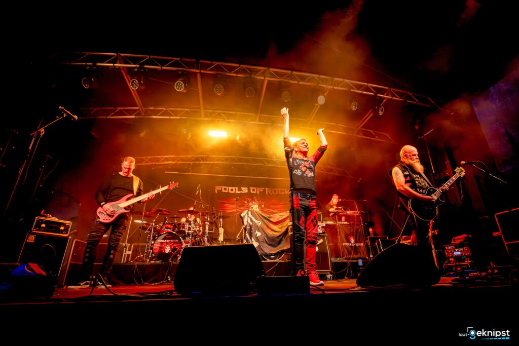 Bandauftritt auf der Bühne mit Lichtshow.