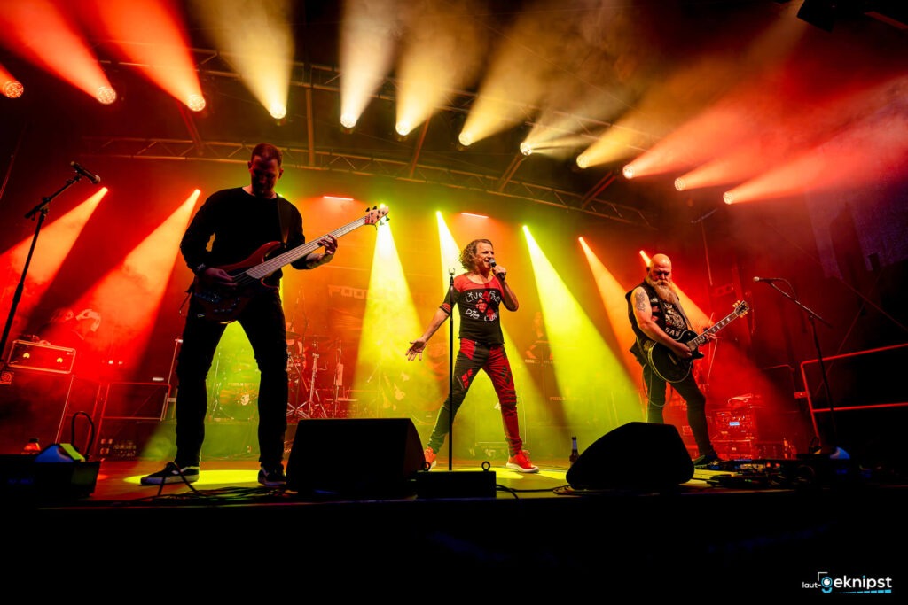 Band auf Bühne mit bunten Lichtern