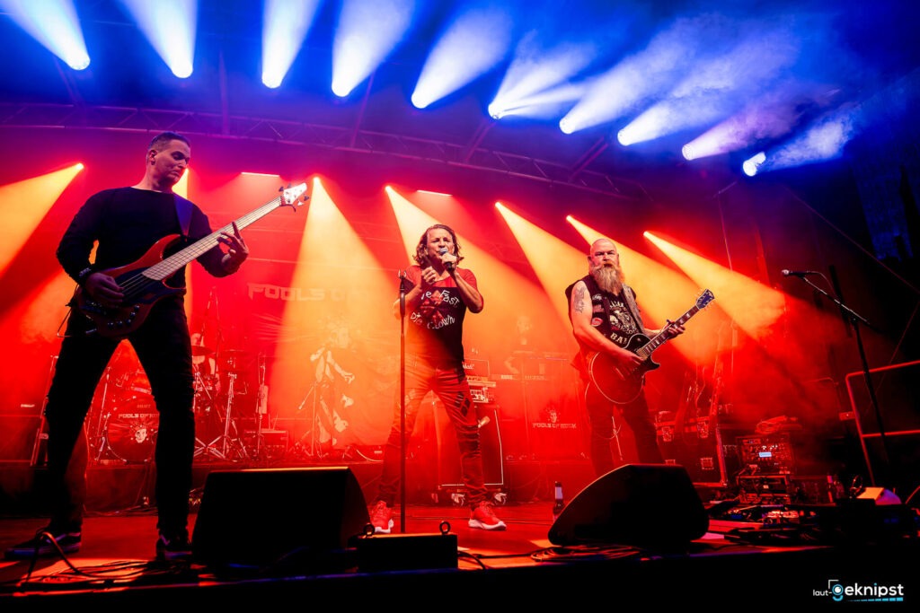 Rockband auf Bühne mit buntem Licht