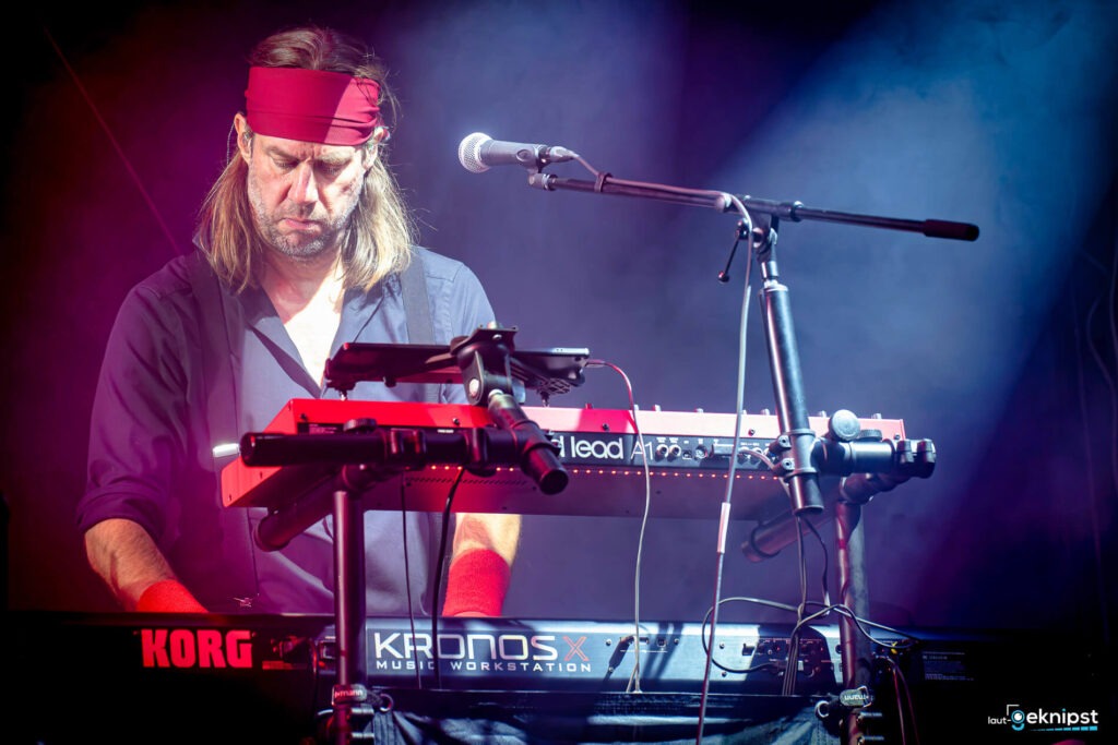 Musiker spielt Keyboard auf der Bühne